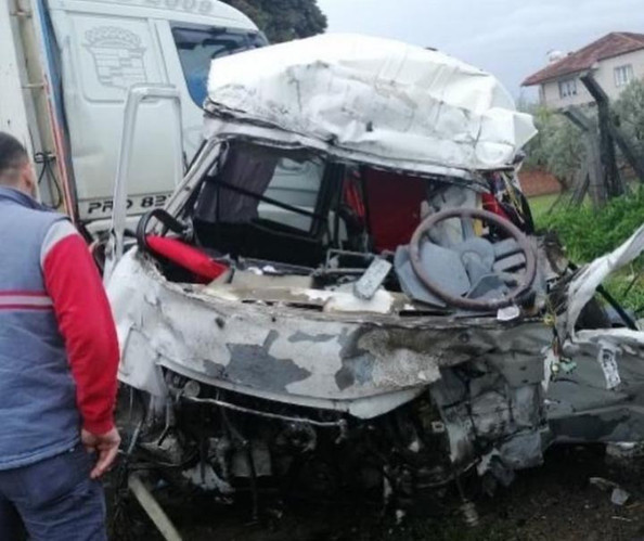 İzmir'de feci kaza şeritten çıkan kamyonet dehşet saçtı - Resim: 0