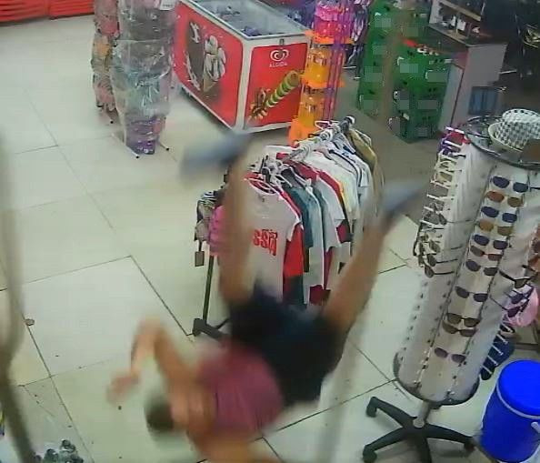 Balkondan marketin içine düştü! Korkunç anlar kameralarca an be an kaydedildi işte o anlar - Resim: 2