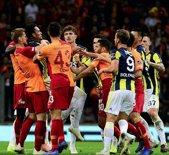 Fenerli yıldız kendini böyle savundu: Çok ağrıma gitti dayanamadım - Resim: 1