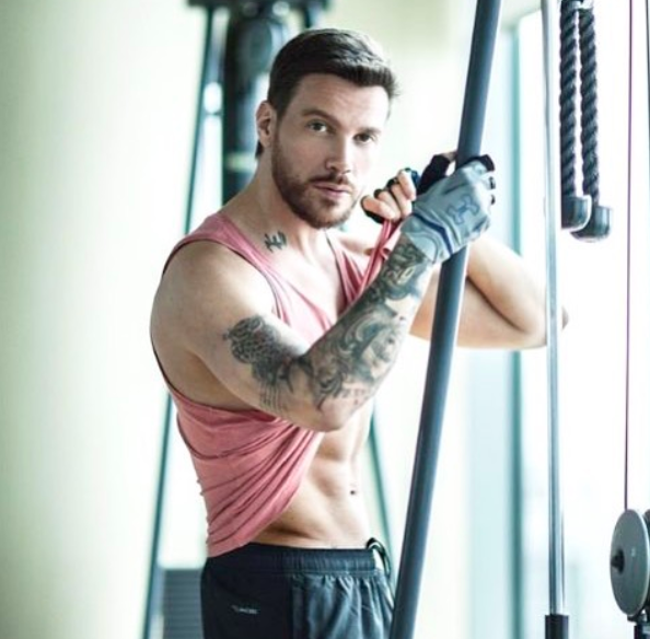 Sinan Akçıl kaç yaşında aslen nereli kiminle evli eşi Burcu Kıratlı kimdir? - Resim: 2