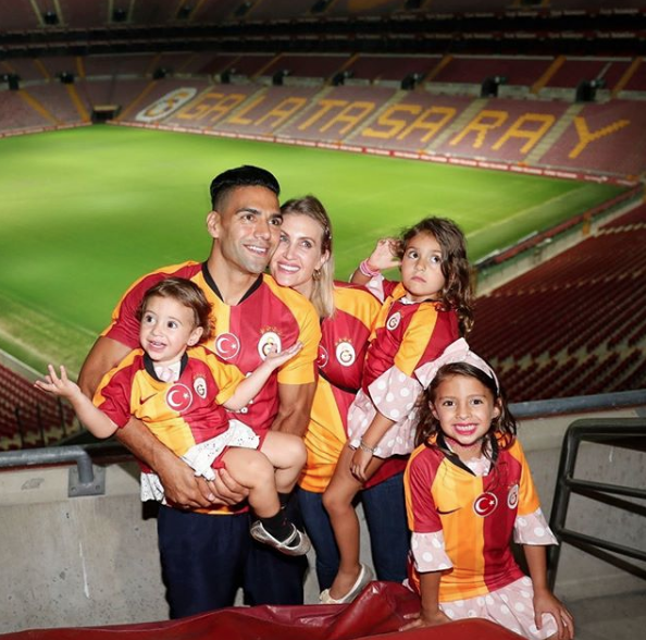 Falcao'nun eşi Lorelei Taron'dan 'evinize dönün' diyen taraftara flaş yanıt - Resim: 1