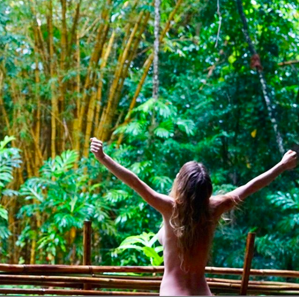 Ormanda çıplak yaşamaya başladı o anları sansürsüz paylaştı!  - Resim: 1