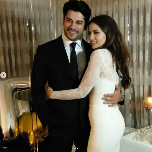 Fahriye Evcen'in göbeğine bakın! Neler oluyor? - Resim: 2