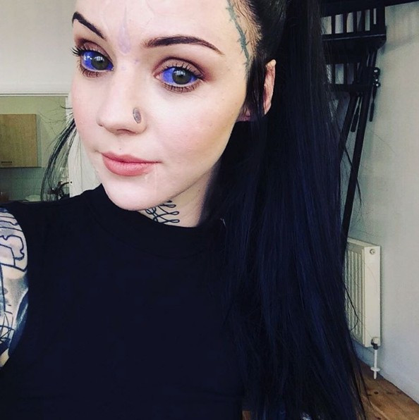 Göbek deliğini aldırdı dilini kestirdi! Şu çılgın kıza bakın - Resim: 4