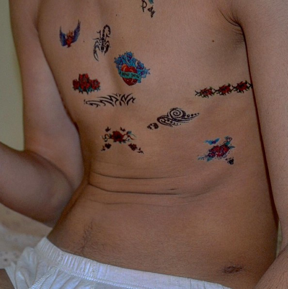 Meme uçlarını ve göbek deliğini aldırdı! Üstüne bir de satışa çıkardı... - Resim: 4