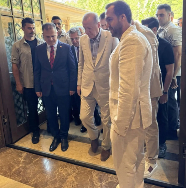 Cumhurbaşkanı Erdoğan'ın yazlık takım elbisesi gündem oldu - Resim: 0