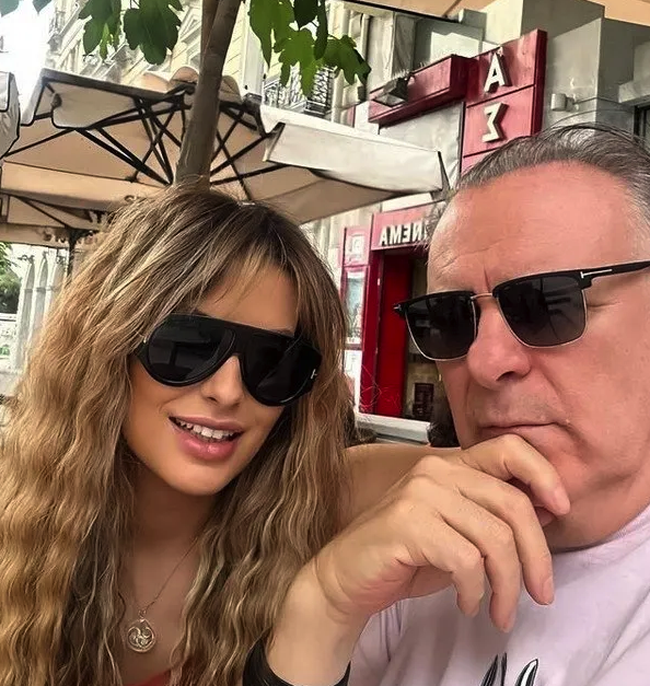 Burak Sergen'i görenler tanıyamadı! Kendinden 26 yaş küçük eşiyle verdiği poz olay oldu - Resim: 1