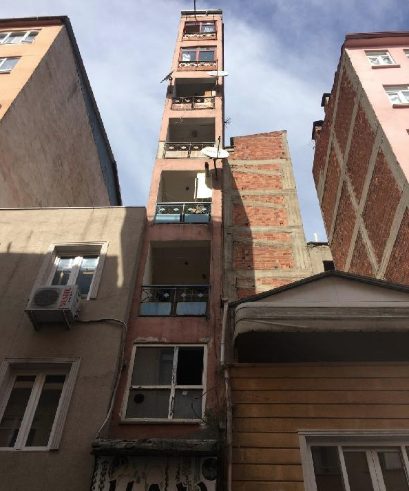 İzmit'te mimarisi ile görenleri hem şaşırtan hem de korkutan ilginç bina - Resim: 4