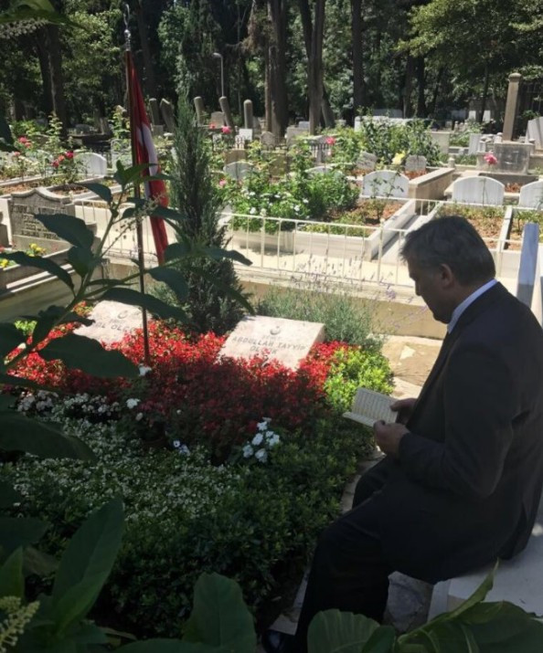 Abdullah Gül Erol Olçok ve oğlu için Kur'an-ı Kerim okudu - Resim: 1