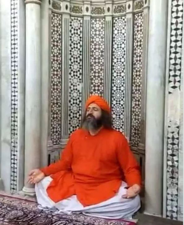 1300 yıllık tarihi Şam Emevi Cami'nde büyük saygısızlık: Budistler ayin düzenledi dans etti - Resim: 0