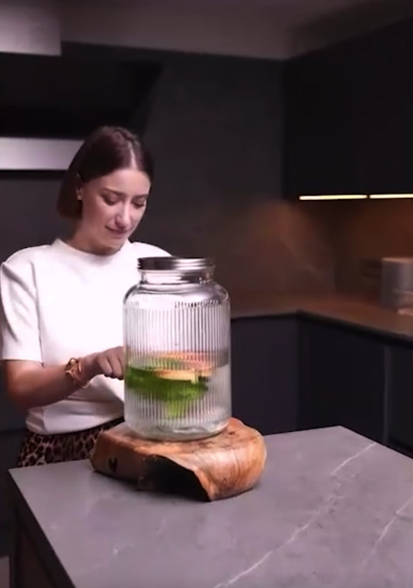 Hazal Kaya lüks mutfağını paylaştı! Sosyal medyada eleştiri yağmuruna tutuldu - Resim: 4