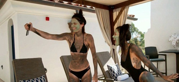 Kourtney Kardashian ve Kendall Jenner çamur banyosunda çare buldu! - Resim: 1