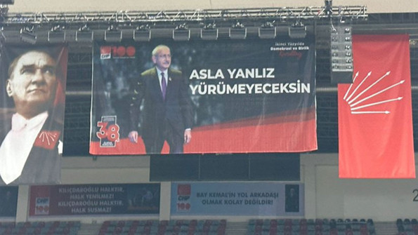CHP yeni genel başkanını yarın seçecek! Kurultay öncesi salona asılan pankart alay konusu oldu - Resim: 0