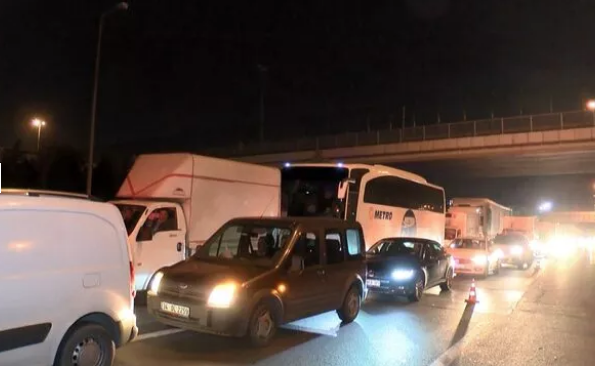 TEM'de sabah trafiğini kilitleyen kaza! Otomobil bariyere ok gibi saplandı - Resim: 4