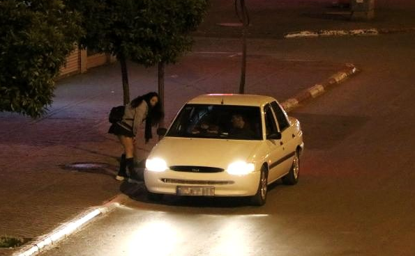 Sokağa çıkma yasağın saatler kala fuhuş pazarlığı görüntülere böyle yansıdı - Resim: 1