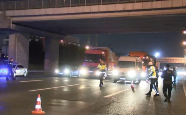 TEM'de sabah trafiğini kilitleyen kaza! Otomobil bariyere ok gibi saplandı - Resim: 2