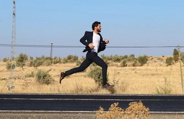 Akın Akınözü'den samimi itiraf! Hercai dizisinde Ebru Şahin'le beraber rol alıyor - Resim: 4