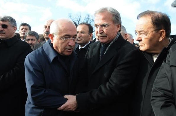 Mehmet Ali Şahin eşini gözyaşlarıyla uğurladı - Resim: 1