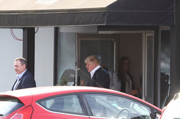 Boris Johnson, Liz Truss'ın istifasından sonra tatilini yarıda kesti - Resim: 0