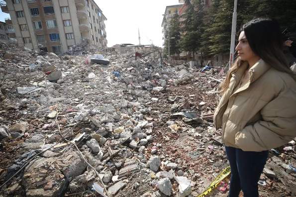 Malatya'da aile enkaz altında kalmaktan son anda 'takma diş' sayesinde kurtuldu - Resim: 0