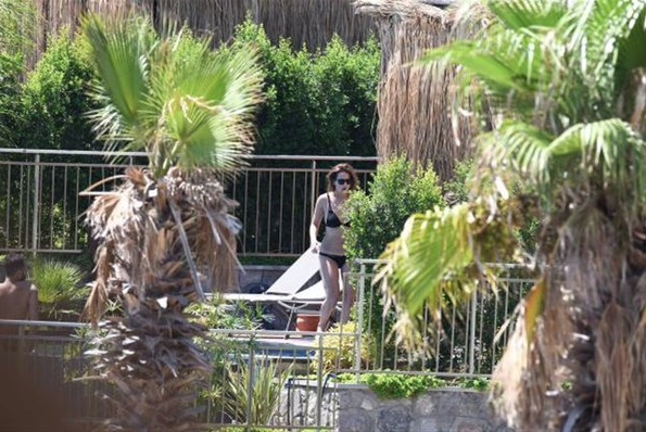 Göğüsleri TT olan İrem Sak güneşlenirken görüntülendi arkadaşı mayosunu indirdi - Resim: 3