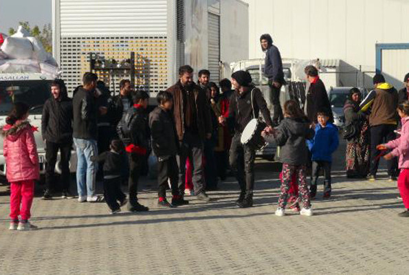 Suriyeliler davul zurna ile gittiler - Resim: 4