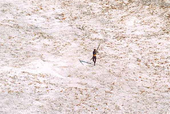 Yerli halkı ziyaret etmek hayatına mal oldu Ok ve yay ile vurdular - Resim: 1