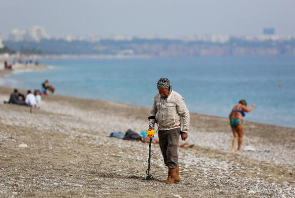 Turistler gitti dedektörler sahilde altın avı başladı  - Resim: 1