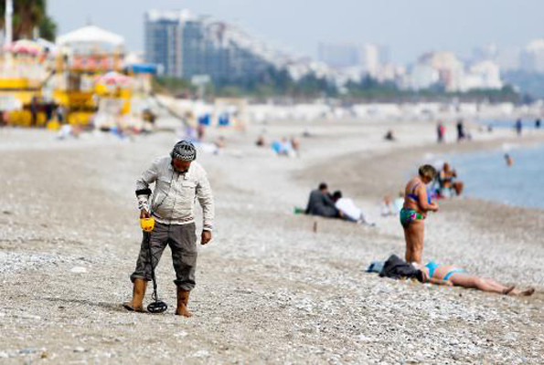 Turistler gitti dedektörler sahilde altın avı başladı  - Resim: 2