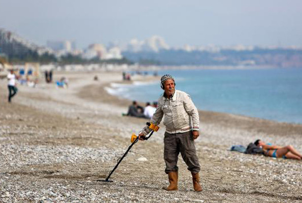 Turistler gitti dedektörler sahilde altın avı başladı  - Resim: 3