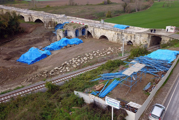 Bin 500 yıllık köprünün altından tarihi hamam çıktı - Resim: 3