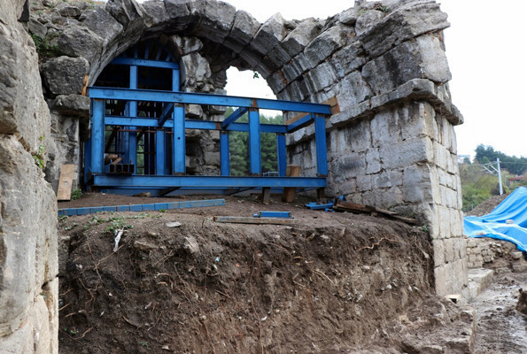 Bin 500 yıllık köprünün altından tarihi hamam çıktı - Resim: 4