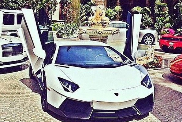 Bücür baron banknotlarla sehpa yapmış - Resim: 1