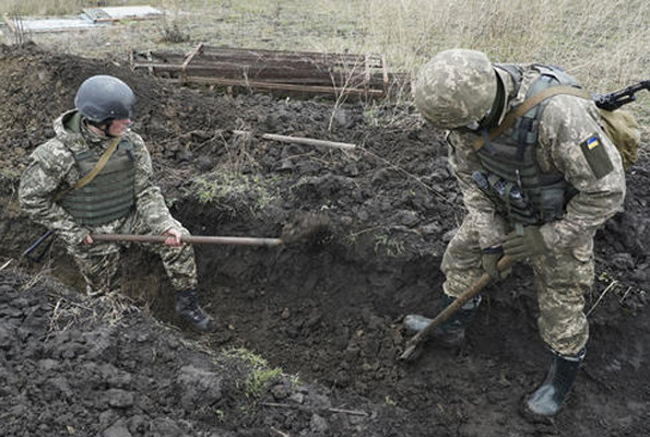 Savaşa 1 kilometre kaldı askerler siper kazıyor - Resim: 1