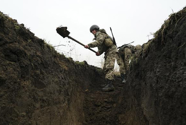 Savaşa 1 kilometre kaldı askerler siper kazıyor - Resim: 4
