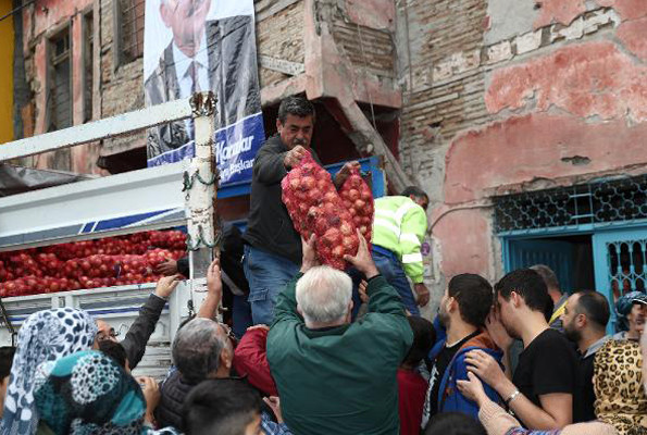 Belediye çuvalla soğan dağıttı izdiham yaşandı - Resim: 1