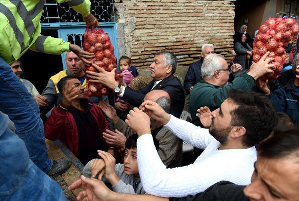 Belediye çuvalla soğan dağıttı izdiham yaşandı - Resim: 2