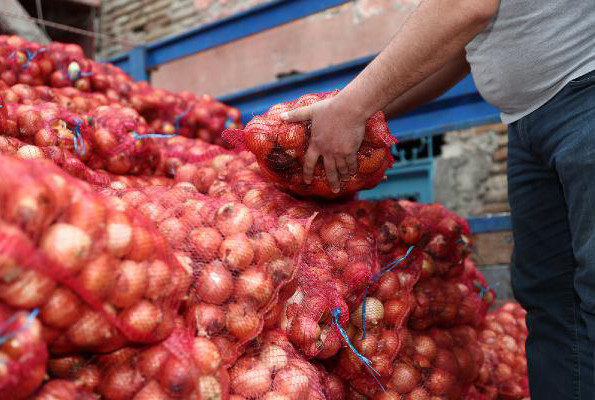 Belediye çuvalla soğan dağıttı izdiham yaşandı - Resim: 3