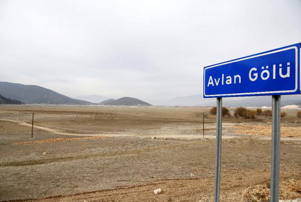 Gölün adı var kendisi yok! Kurudu - Resim: 1