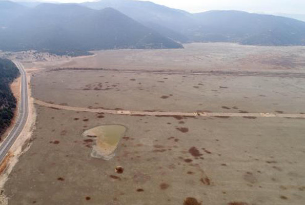 Gölün adı var kendisi yok! Kurudu - Resim: 3