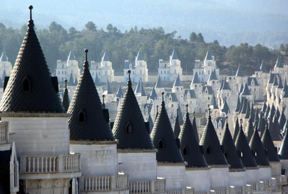 Tepki çeken yerli şatoların akıbeti belli oldu - Resim: 1