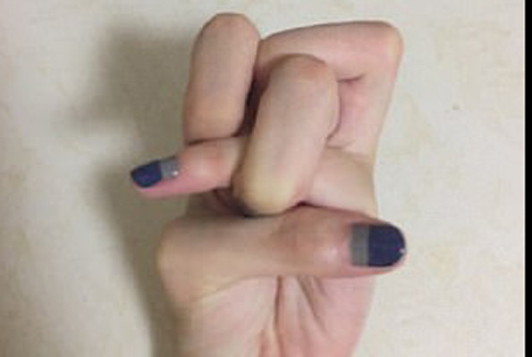 Esnekliğini göstermek isteyenlerin yeni modası parmak düğümlemek - Resim: 1