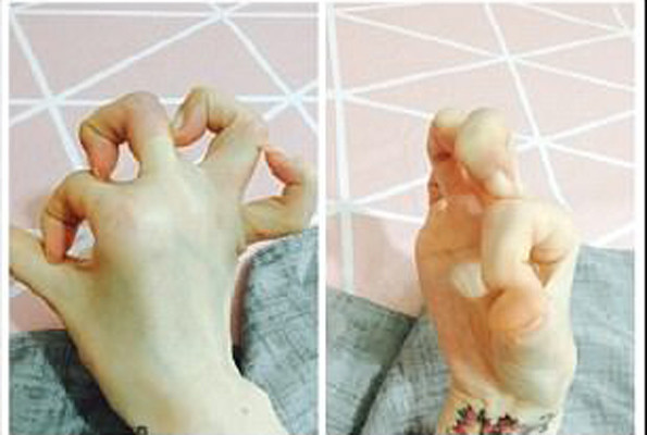 Esnekliğini göstermek isteyenlerin yeni modası parmak düğümlemek - Resim: 4