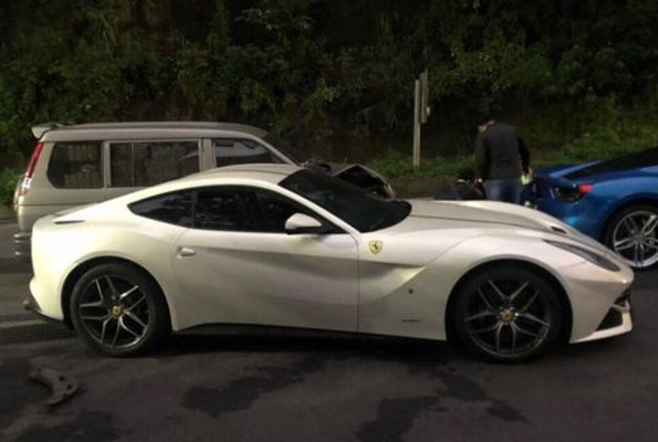 Garson 3 Ferrariye çarptı halk yardıma koştu  - Resim: 2