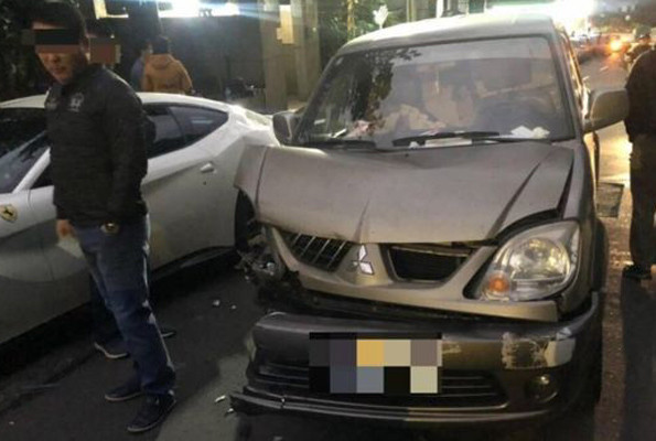 Garson 3 Ferrariye çarptı halk yardıma koştu  - Resim: 3