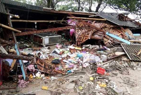 Tsunami yine can aldı Endonezya’da 222 kişi hayatını kaybetti - Resim: 2