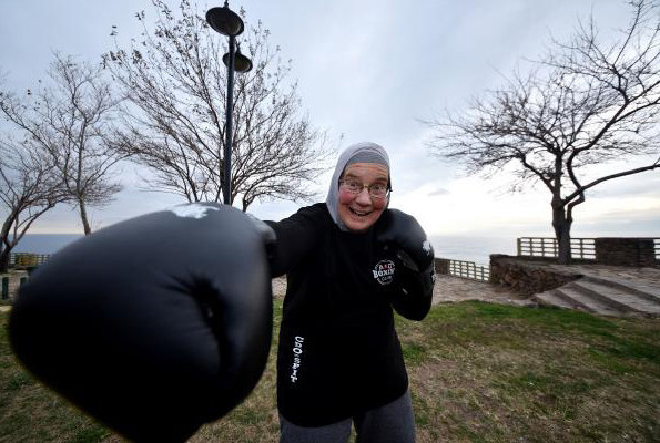 72 yaşında ringe çıktı sağlı sollu yumruk attı - Resim: 4
