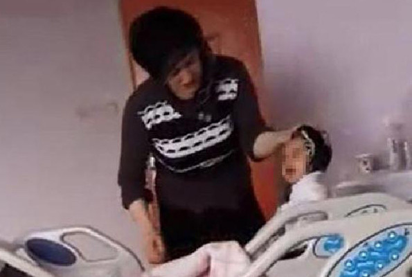 Hastanede çekilde 7 aylık bebeğine zalimlik yapan anne - Resim: 1