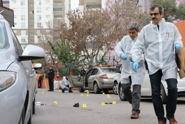 Mersin’de cami önünde silahlar konuştu - Resim: 1