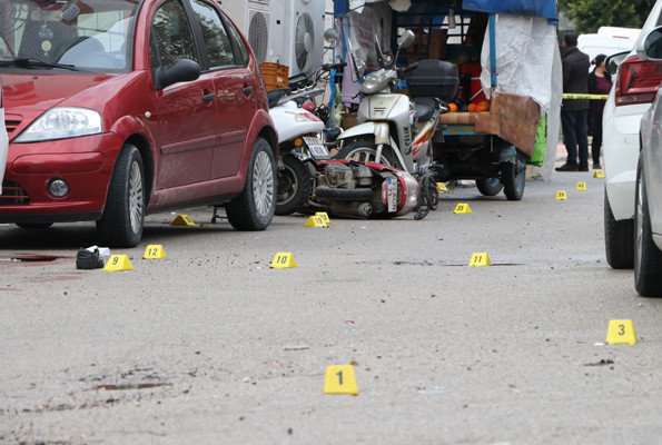 Mersin’de cami önünde silahlar konuştu - Resim: 3